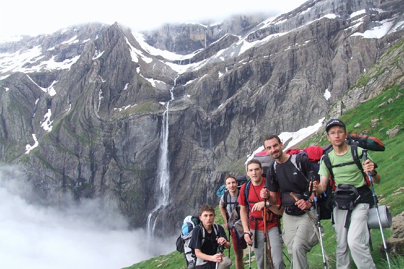 2008-07-12,10-13-00,devant la Grande Cascade du Cirque de Gavarnie.jpg
